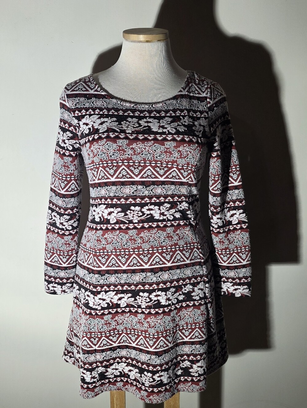 Massini Burgundy and White Patterned Long Sleeve Dress (Size L)